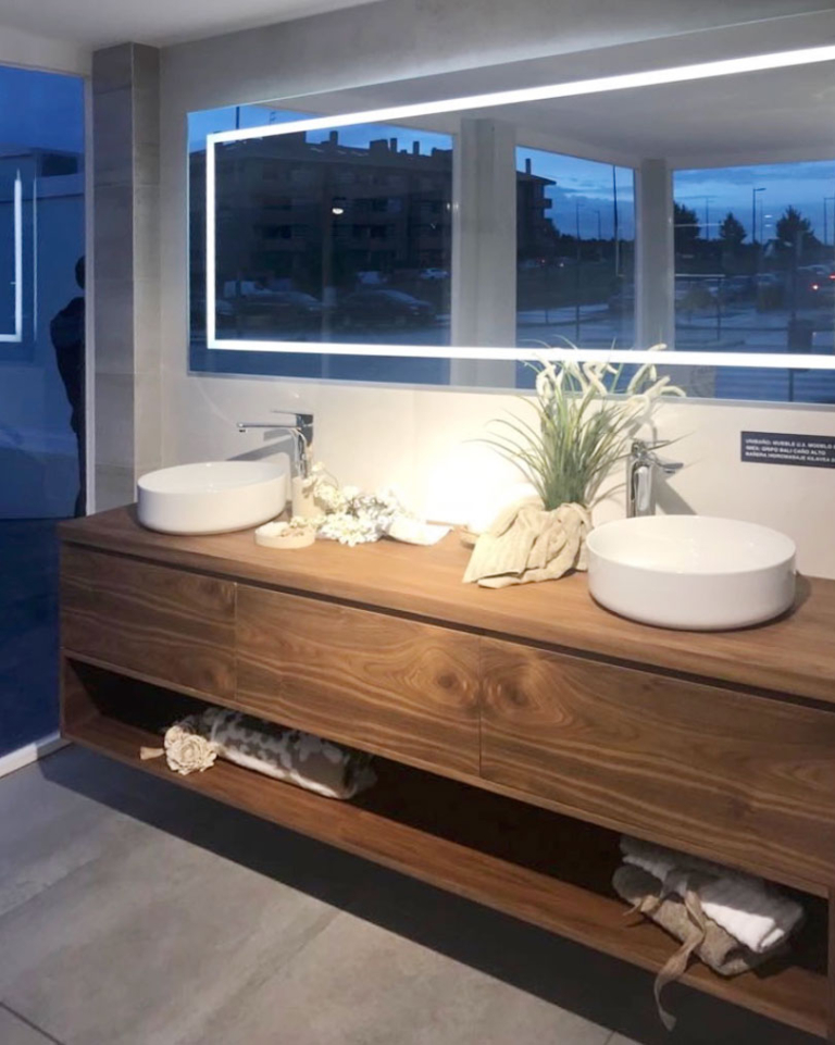 Ventajas de los espejos iluminados en el baño - UNIBAÑO
